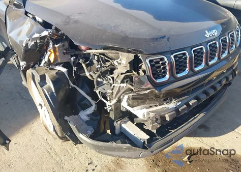 2024 Jeep Compass Latitude 4X4 z USA, uszkodzony, nr VIN 3C4NJDBN8RT100723